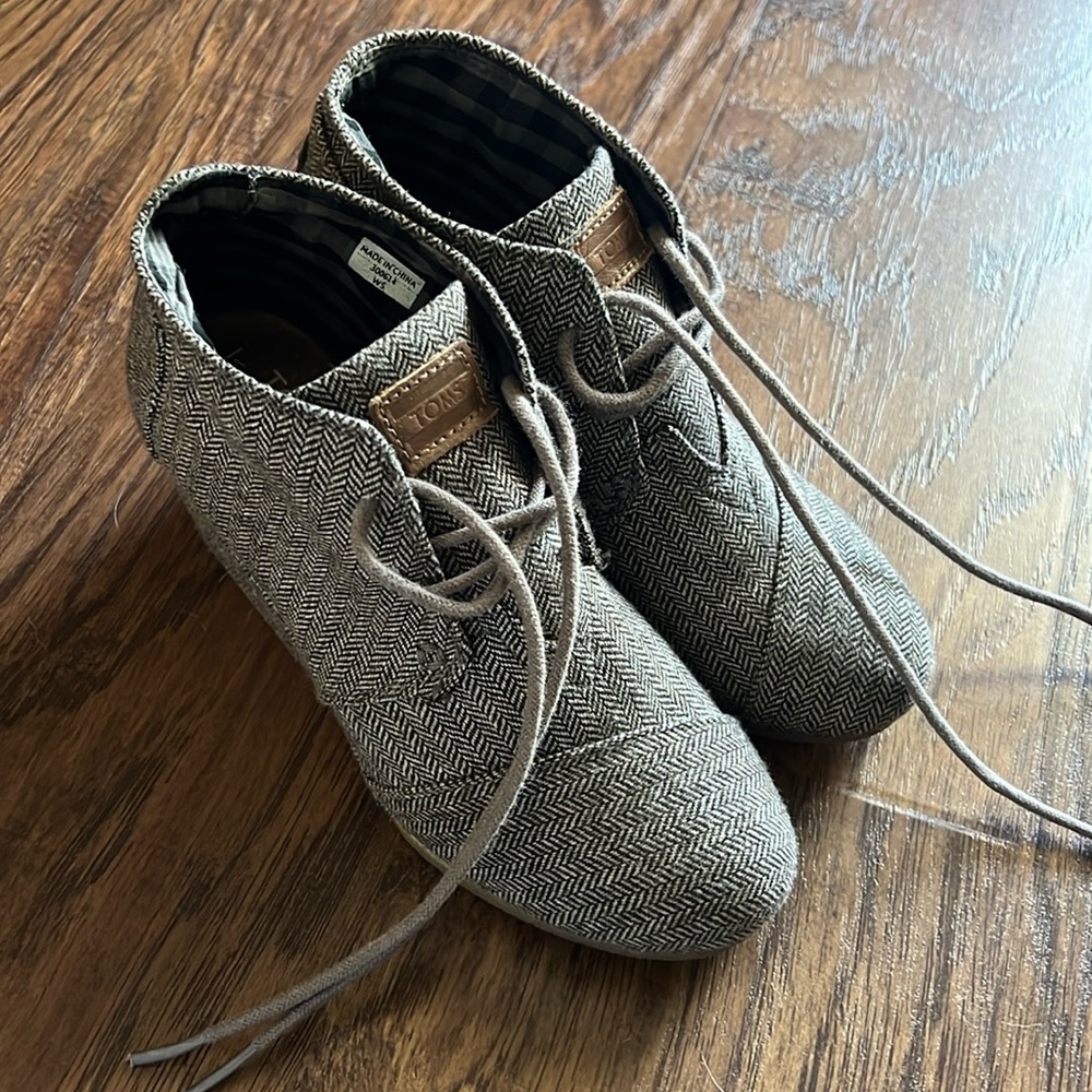 TOMS wedge brown chevron shoe